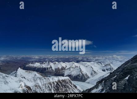 200512 -- MOUNT QOMOLANGMA BASE CAMP, 12. Mai 2020 Xinhua -- Foto aufgenommen mit einem Handy zeigt einen Blick auf Mount Qomolangma über einer Höhe von 7.028 Metern am 12. Mai 2020. Foto von Lhapa/Xinhua InTibetCHINA-TIBET-MOUNT QOMOLANGMA-VIEWS CN PUBLICATIONxNOTxINxCHN Stockfoto