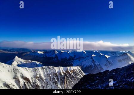 200512 -- MOUNT QOMOLANGMA BASE CAMP, 12. Mai 2020 Xinhua -- Foto aufgenommen mit einem Handy zeigt einen Blick auf Mount Qomolangma über einer Höhe von 7.028 Metern am 12. Mai 2020. Foto von Lhapa/Xinhua InTibetCHINA-TIBET-MOUNT QOMOLANGMA-VIEWS CN PUBLICATIONxNOTxINxCHN Stockfoto