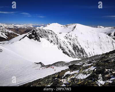 200512 -- MOUNT QOMOLANGMA BASE CAMP, 12. Mai 2020 Xinhua -- Foto aufgenommen mit einem Handy zeigt einen Blick auf Mount Qomolangma über einer Höhe von 7.028 Metern am 12. Mai 2020. Foto von Lhapa/Xinhua InTibetCHINA-TIBET-MOUNT QOMOLANGMA-VIEWS CN PUBLICATIONxNOTxINxCHN Stockfoto