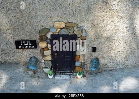 Eine mausgroße Tür, die dem fiktiven Charakter Stuart Little nachempfunden ist, verleiht dem German Village n ein bisschen Schwung Stockfoto