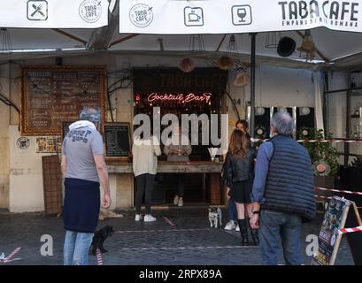 200513 -- ROM, 13. Mai 2020 -- vor einer Cocktailbar in Rom, Italien, 12. Mai 2020, warten Leute in der Schlange. ZU FOLGENDEM: Italien COVID-19-Fälle sinken als Länder für wirtschaftlichen Rückgang ITALIEN-ROM-COVID-19-FÄLLE ChengxTingting PUBLICATIONxNOTxINxCHN Stockfoto