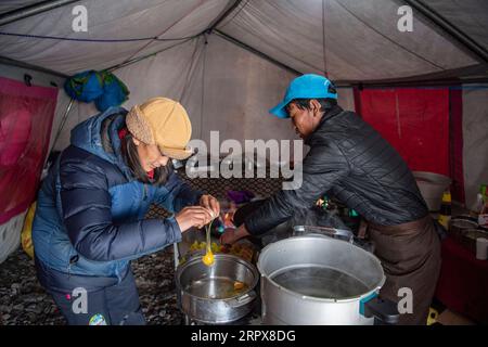 200513 -- MOUNT QOMOLANGMA, 13. Mai 2020 -- Köche bereiten Essen im Vorcamp auf einer Höhe von 6.500 Metern auf dem Mount Qomolangma, 10. Mai 2020. Um die hohe Höhe und den niedrigen Druck im Vorbereitungslager zu bewältigen, verwenden Köche Druckkocher, um Lebensmittel zuzubereiten. InTibet CHINA-TIBET-MOUNT QOMOLANGMA-ADVANCE CAMP-MAHLZEIT CN SunxFei PUBLICATIONxNOTxINxCHN Stockfoto