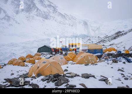 200513 -- BERG QOMOLANGMA, 13. Mai 2020 -- Foto vom 9. Mai 2020 zeigt das Vorwärtslager in einer Höhe von 6.500 Metern auf dem Berg Qomolangma. Um die hohe Höhe und den niedrigen Druck im Vorbereitungslager zu bewältigen, verwenden Köche Druckkocher, um Lebensmittel zuzubereiten. InTibet CHINA-TIBET-MOUNT QOMOLANGMA-ADVANCE CAMP-MAHLZEIT CN SunxFei PUBLICATIONxNOTxINxCHN Stockfoto