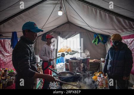 200513 -- MOUNT QOMOLANGMA, 13. Mai 2020 -- Köche bereiten Essen im Vorcamp auf einer Höhe von 6.500 Metern auf dem Mount Qomolangma, 10. Mai 2020. Um die hohe Höhe und den niedrigen Druck im Vorbereitungslager zu bewältigen, verwenden Köche Druckkocher, um Lebensmittel zuzubereiten. InTibet CHINA-TIBET-MOUNT QOMOLANGMA-ADVANCE CAMP-MAHLZEIT CN SunxFei PUBLICATIONxNOTxINxCHN Stockfoto