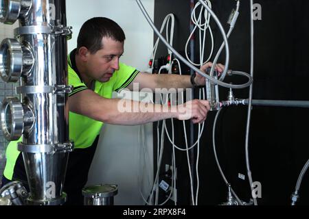 200513 -- CANBERRA, 13. Mai 2020 -- Head Desstiller Stewart Dobson überprüft ein Thermometer im Underground Spirits Canberra in Canberra, Australien, 5. Mai 2020. ZUM Angebot: Vom Wodka zum Handdesinfektionsmittel in der COVID-19-Ära Foto von /Xinhua AUSTRALIA-CANBERRA-COVID-19-VODKA-SANITIZER-PRODUCTION ChuxChen PUBLICATIONxNOTxINxCHN Stockfoto