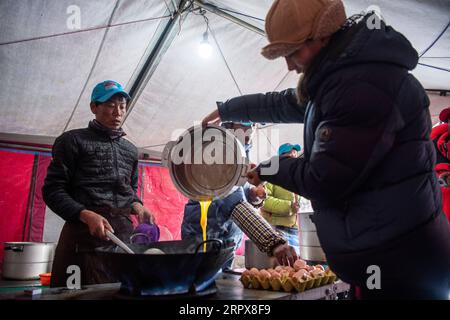 200513 -- MOUNT QOMOLANGMA, 13. Mai 2020 -- Köche bereiten Essen im Vorcamp auf einer Höhe von 6.500 Metern auf dem Mount Qomolangma, 10. Mai 2020. Um die hohe Höhe und den niedrigen Druck im Vorbereitungslager zu bewältigen, verwenden Köche Druckkocher, um Lebensmittel zuzubereiten. InTibet CHINA-TIBET-MOUNT QOMOLANGMA-ADVANCE CAMP-MAHLZEIT CN SunxFei PUBLICATIONxNOTxINxCHN Stockfoto