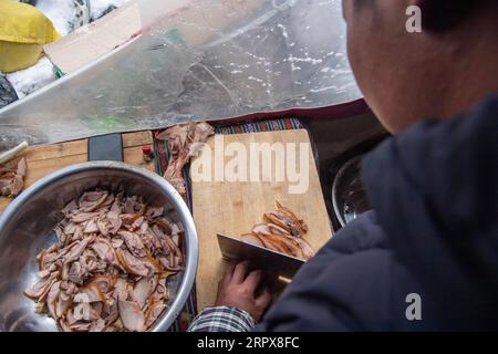 200513 -- MOUNT QOMOLANGMA, 13. Mai 2020 -- Ein Koch bereitet Essen im Advance Camp auf einer Höhe von 6.500 Metern auf Mount Qomolangma, 10. Mai 2020. Um die hohe Höhe und den niedrigen Druck im Vorbereitungslager zu bewältigen, verwenden Köche Druckkocher, um Lebensmittel zuzubereiten. InTibet CHINA-TIBET-MOUNT QOMOLANGMA-ADVANCE CAMP-MAHLZEIT CN SunxFei PUBLICATIONxNOTxINxCHN Stockfoto