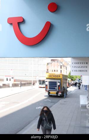 200513 -- BRÜSSEL, 13. Mai 2020 -- Ein Fußgängerweg vorbei an einem Büro von TUI in Brüssel, Belgien, 13. Mai 2020. Europas größter Tourismuskonzern TUI will aufgrund des durch die Coronavirus-Pandemie verursachten Geschäftszusammenbruchs rund 8.000 Arbeitsplätze abbauen, teilte das Unternehmen am Mittwoch in Hannover mit. BELGIEN-BRÜSSEL-COVID-19-TUI-ENTLASSUNG ZhengxHuansong PUBLICATIONxNOTxINxCHN Stockfoto