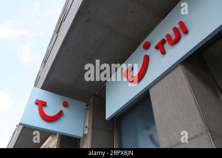 200513 -- BRÜSSEL, 13. Mai 2020 -- das Logo von TUI ist in einem seiner Büros in Brüssel, Belgien, am 13. Mai 2020 zu sehen. Europas größter Tourismuskonzern TUI will aufgrund des durch die Coronavirus-Pandemie verursachten Geschäftszusammenbruchs rund 8.000 Arbeitsplätze abbauen, teilte das Unternehmen am Mittwoch in Hannover mit. BELGIEN-BRÜSSEL-COVID-19-TUI-ENTLASSUNG ZhengxHuansong PUBLICATIONxNOTxINxCHN Stockfoto