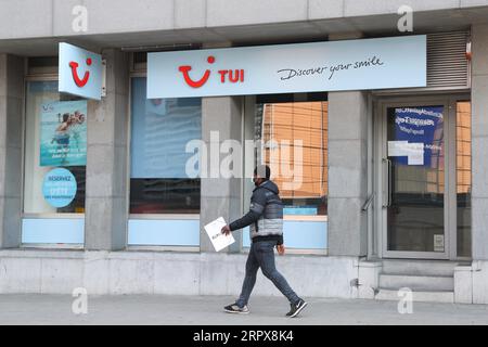 200513 -- BRÜSSEL, 13. Mai 2020 -- Ein Fußgängerweg vorbei an einem Büro von TUI in Brüssel, Belgien, 13. Mai 2020. Europas größter Tourismuskonzern TUI will aufgrund des durch die Coronavirus-Pandemie verursachten Geschäftszusammenbruchs rund 8.000 Arbeitsplätze abbauen, teilte das Unternehmen am Mittwoch in Hannover mit. BELGIEN-BRÜSSEL-COVID-19-TUI-ENTLASSUNG ZhengxHuansong PUBLICATIONxNOTxINxCHN Stockfoto