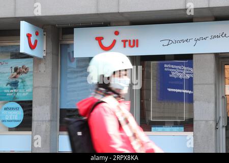 200513 -- BRÜSSEL, 13. Mai 2020 -- Eine Frau passiert ein Büro von TUI in Brüssel, Belgien, 13. Mai 2020. Europas größter Tourismuskonzern TUI will aufgrund des durch die Coronavirus-Pandemie verursachten Geschäftszusammenbruchs rund 8.000 Arbeitsplätze abbauen, teilte das Unternehmen am Mittwoch in Hannover mit. BELGIEN-BRÜSSEL-COVID-19-TUI-ENTLASSUNG ZhengxHuansong PUBLICATIONxNOTxINxCHN Stockfoto