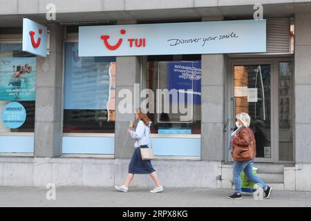 200513 -- BRÜSSEL, 13. Mai 2020 -- Fußgänger gehen an einem Büro von TUI in Brüssel, Belgien, 13. Mai 2020 vorbei. Europas größter Tourismuskonzern TUI will aufgrund des durch die Coronavirus-Pandemie verursachten Geschäftszusammenbruchs rund 8.000 Arbeitsplätze abbauen, teilte das Unternehmen am Mittwoch in Hannover mit. BELGIEN-BRÜSSEL-COVID-19-TUI-ENTLASSUNG ZhengxHuansong PUBLICATIONxNOTxINxCHN Stockfoto