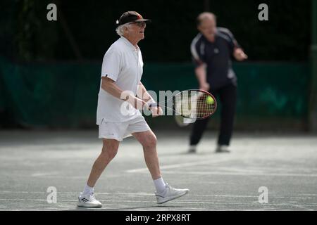 200514 -- MANCHESTER, 14. Mai 2020 -- die Leute spielen Tennis im Northern Lawn Tennis Club, da Mitglieder der Öffentlichkeit am 13. Mai 2020 in Manchester, Großbritannien, wieder bestimmte Sportarten unter sozialen Distanzierungsbedingungen spielen dürfen. Nach Angaben der britischen Regierung können die Menschen von Mittwoch an jeden Tag so oft draußen trainieren, wie sie es wünschen, anstatt nur einmal am Tag. Foto von /Xinhua SPBRITAIN-MANCHESTER-COVID-19-GOLF-TENNIS-RESUME JonxSuper PUBLICATIONxNOTxINxCHN Stockfoto