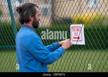 200514 -- MANCHESTER, 14. Mai 2020 -- Ein Mitglied des Bodenpersonals setzt Schilder, um die soziale Distanzierung im Northern Lawn Tennis Club zu erleichtern, da die Öffentlichkeit am 13. Mai 2020 in Manchester, Großbritannien, wieder bestimmte Sportarten unter sozialen Distanzierungsbedingungen ausüben darf. Nach Angaben der britischen Regierung können die Menschen von Mittwoch an jeden Tag so oft draußen trainieren, wie sie es wünschen, anstatt nur einmal am Tag. Foto von /Xinhua SPBRITAIN-MANCHESTER-COVID-19-GOLF-TENNIS-RESUME JonxSuper PUBLICATIONxNOTxINxCHN Stockfoto