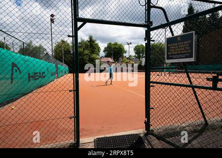 200514 -- MANCHESTER, 14. Mai 2020 -- Türen zu den Tennisplätzen werden offen gelassen, um im Northern Lawn Tennis Club nicht berührt zu werden, da Mitglieder der Öffentlichkeit am 13. Mai 2020 in Manchester, Großbritannien, wieder bestimmte Sportarten unter sozialen Distanzierungsbedingungen ausüben dürfen. Nach Angaben der britischen Regierung können die Menschen von Mittwoch an jeden Tag so oft draußen trainieren, wie sie es wünschen, anstatt nur einmal am Tag. Foto von /Xinhua SPBRITAIN-MANCHESTER-COVID-19-GOLF-TENNIS-RESUME JonxSuper PUBLICATIONxNOTxINxCHN Stockfoto