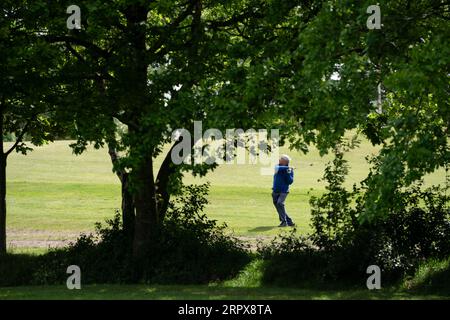 200514 -- MANCHESTER, 14. Mai 2020 -- Mike Hutchinson spielt einen Schuss auf den Prestwich Golf Club, da Mitglieder der Öffentlichkeit am 13. Mai 2020 in Manchester, Großbritannien, wieder bestimmte Sportarten unter sozialen Distanzierungsbedingungen ausüben dürfen. Nach Angaben der britischen Regierung können die Menschen von Mittwoch an jeden Tag so oft draußen trainieren, wie sie es wünschen, anstatt nur einmal am Tag. Foto von /Xinhua SPBRITAIN-MANCHESTER-COVID-19-GOLF-TENNIS-RESUME JonxSuper PUBLICATIONxNOTxINxCHN Stockfoto