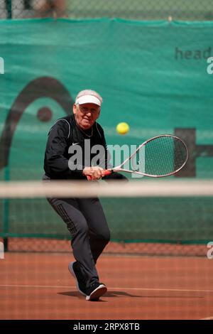 200514 -- MANCHESTER, 14. Mai 2020 -- Nino Guglielmi, 79, spielt einen Schuss auf den Northern Lawn Tennis Club, da Mitglieder der Öffentlichkeit am 13. Mai 2020 in Manchester, Großbritannien, wieder bestimmte Sportarten unter sozialen Distanzierungsbedingungen ausüben dürfen. Nach Angaben der britischen Regierung können die Menschen von Mittwoch an jeden Tag so oft draußen trainieren, wie sie es wünschen, anstatt nur einmal am Tag. Foto von /Xinhua SPBRITAIN-MANCHESTER-COVID-19-GOLF-TENNIS-RESUME JonxSuper PUBLICATIONxNOTxINxCHN Stockfoto