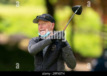 200514 -- MANCHESTER, 14. Mai 2020 -- John Eckersley spielt am Prestwich Golf Club ab, da Mitglieder der Öffentlichkeit am 13. Mai 2020 in Manchester, Großbritannien, wieder bestimmte Sportarten unter sozialen Distanzierungsbedingungen ausüben dürfen. Nach Angaben der britischen Regierung können die Menschen von Mittwoch an jeden Tag so oft draußen trainieren, wie sie es wünschen, anstatt nur einmal am Tag. Foto von /Xinhua SPBRITAIN-MANCHESTER-COVID-19-GOLF-TENNIS-RESUME JonxSuper PUBLICATIONxNOTxINxCHN Stockfoto