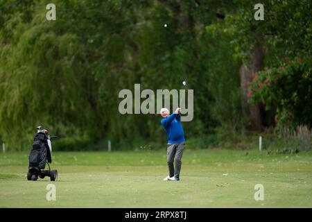 200514 -- MANCHESTER, 14. Mai 2020 -- Ein Golfer spielt einen Schuss im Prestwich Golf Club, da Mitglieder der Öffentlichkeit am 13. Mai 2020 in Manchester, Großbritannien, wieder bestimmte Sportarten unter sozialen Distanzierungsbedingungen ausüben dürfen. Nach Angaben der britischen Regierung können die Menschen von Mittwoch an jeden Tag so oft draußen trainieren, wie sie es wünschen, anstatt nur einmal am Tag. Foto von /Xinhua SPBRITAIN-MANCHESTER-COVID-19-GOLF-TENNIS-RESUME JonxSuper PUBLICATIONxNOTxINxCHN Stockfoto