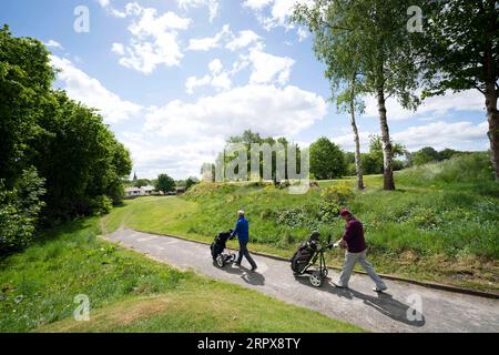 200514 -- MANCHESTER, 14. Mai 2020 -- Barry Bancroft R und Mike Hutchinson laufen am Prestwich Golf Club, da die Öffentlichkeit am 13. Mai 2020 in Manchester, Großbritannien, wieder bestimmte Sportarten unter sozialen Distanzierungsbedingungen ausüben darf. Nach Angaben der britischen Regierung können die Menschen von Mittwoch an jeden Tag so oft draußen trainieren, wie sie es wünschen, anstatt nur einmal am Tag. Foto von /Xinhua SPBRITAIN-MANCHESTER-COVID-19-GOLF-TENNIS-RESUME JonxSuper PUBLICATIONxNOTxINxCHN Stockfoto