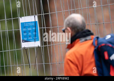 200514 -- MANCHESTER, 14. Mai 2020 -- neue Sicherheitsbestimmungen werden am Zaun des Northern Lawn Tennis Club gesehen, da die Öffentlichkeit am 13. Mai 2020 in Manchester, Großbritannien, bestimmte Sportarten unter sozialen Distanzierungsbedingungen wieder aufnehmen darf. Nach Angaben der britischen Regierung können die Menschen von Mittwoch an jeden Tag so oft draußen trainieren, wie sie es wünschen, anstatt nur einmal am Tag. Foto von /Xinhua SPBRITAIN-MANCHESTER-COVID-19-GOLF-TENNIS-RESUME JonxSuper PUBLICATIONxNOTxINxCHN Stockfoto