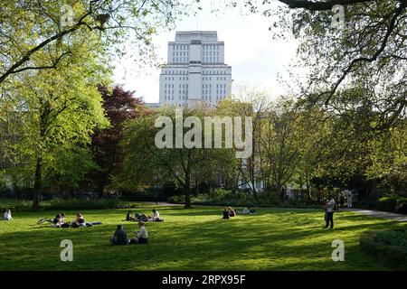 Sommernachmittag auf dem Garden Square, Russell Square, London uk. Senatsgebäude im Hintergrund. Stockfoto