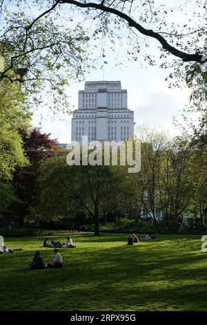 Sommernachmittag auf dem Garden Square, Russell Square, London uk. Senatsgebäude im Hintergrund. Stockfoto