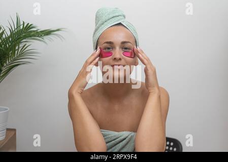 Ein Porträt der Hautpflegeroutine der Dame, das Augenflecken während des Spa-Tages zu Hause für die Gesichtspflege verwendet. Stockfoto