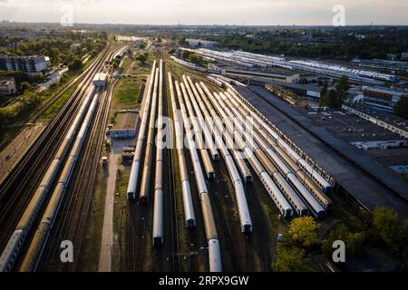 200515 -- PEKING, 15. Mai 2020 -- das Luftbild vom 14. Mai 2020 zeigt Züge an einer Bahnreparaturstation in Warschau, Polen. Die polnische Regierung kündigte am Mittwoch an, dass sie die wirtschaftlichen Beschränkungen weiter lockern wird, um die COVID-19-Epidemie einzudämmen. Foto von /Xinhua XINHUA FOTOS DES TAGES JaapxArriens PUBLICATIONxNOTxINxCHN Stockfoto