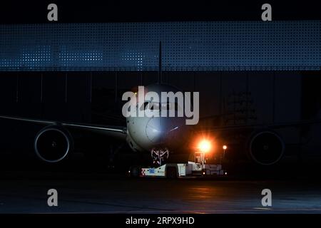 200515 -- PEKING, 15. Mai 2020 -- ein Flugzeug mit medizinischen Hilfsgütern aus China kommt am 12. Mai 2020 an einem Flughafen in Mexiko-Stadt an. Ein Flug von Shanghai nach Mexiko-Stadt traf am späten Dienstag ein und markierte den Abschluss der ersten Phase einer China-Mexiko-Initiative zur Bekämpfung der COVID-19-Pandemie, sagten Spitzenbeamte am Mittwoch. Seit dem Start der massiven Luftbrücke zwischen den beiden Ländern im April haben zehn Flüge rund 120 Tonnen medizinische Ausrüstung gebracht, die von der mexikanischen Regierung von einem chinesischen Unternehmen erworben wurden. XINHUA FOTOS DES TAGES XinxYuewei PUBLICATIONxNOTxINxCHN Stockfoto