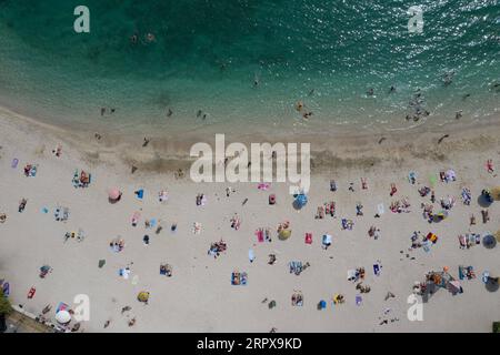 200515 -- PEKING, 15. Mai 2020 -- Luftaufnahme aufgenommen am 14. Mai 2020 zeigt Menschen, die Sonnenschein am öffentlichen Strand von Alimos südlich von Athen, Griechenland genießen. Griechenland gab am Mittwoch bekannt, dass die 515 organisierten Strände des Landes ab 16. Mai unter Einschränkungen geöffnet werden, um Überfüllungen zu vermeiden. Foto von /Xinhua XINHUA FOTOS DES TAGES LefterisxPartsalis PUBLICATIONxNOTxINxCHN Stockfoto