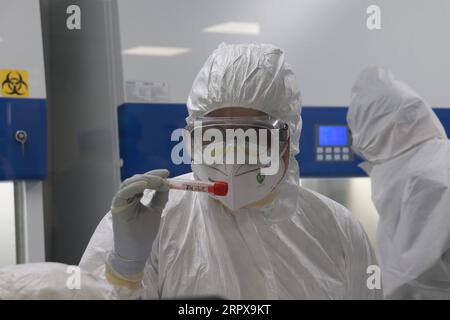 200515 -- PEKING, 15. Mai 2020 Xinhua -- Ein Mitarbeiter betrachtet das Etikett auf einer Probe in einem Labor in Guangzhou, südchinesische Provinz Guangdong, 1. Februar 2020. ZU DEN XINHUA-SCHLAGZEILEN VOM 15. MAI 2020 XINHUA CHINA-COVID-19-NUKLEINSÄURETEST PUBLICATIONXNOTXINXCHN Stockfoto