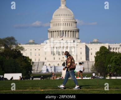 200515 -- PEKING, 15. Mai 2020 -- Ein Mann, Der eine Gesichtsmaske trägt, macht einen Spaziergang in der Nähe des US-Kapitols in Washington D.C., 13. Mai 2020. ZU XINHUA SCHLAGZEILEN VOM 15. MAI 2020 WELT-USA-COVID-19-UNBEANTWORTETE FRAGEN LIUXJIE PUBLICATIONXNOTXINXCHN Stockfoto