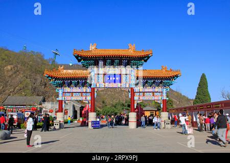 JI COUNTY - 5. APRIL: Touristen besuchen Panshan Mountain Scenic Spot, 5. April 2014, JI County, tianjin, China. Stockfoto