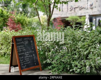 200515 -- BUKAREST, 15. Mai 2020 -- das Menü zum Mitnehmen wird außerhalb eines Restaurants im Norden von Bukarest, Rumänien, angeboten, 15. Mai 2020. Die Parks wurden am Freitag im Land wieder eröffnet. Nach dem neuen Alarmzustand in Rumänien dürfen Einwohner vor Ort reisen, aber das Tragen von Masken ist in geschlossenen öffentlichen Räumen und in öffentlichen Verkehrsmitteln obligatorisch. RUMÄNIEN-BUKAREST-COVID-19 ChenxJin PUBLICATIONxNOTxINxCHN Stockfoto