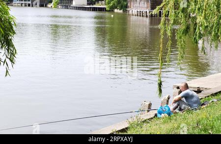 200515 -- BUKAREST, 15. Mai 2020 -- Ein Fischer wird im King Mihai I Park im Norden von Bukarest, Rumänien, am 15. Mai 2020 gesehen. Die Parks wurden am Freitag im Land wieder eröffnet. Nach dem neuen Alarmzustand in Rumänien dürfen Einwohner vor Ort reisen, aber das Tragen von Masken ist in geschlossenen öffentlichen Räumen und in öffentlichen Verkehrsmitteln obligatorisch. RUMÄNIEN-BUKAREST-COVID-19 ChenxJin PUBLICATIONxNOTxINxCHN Stockfoto