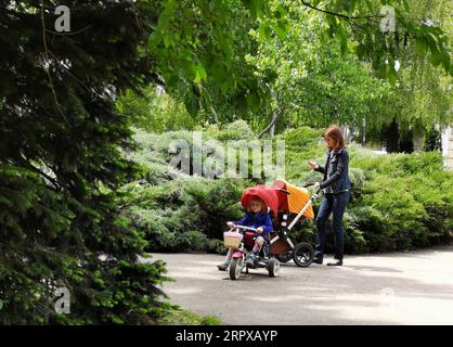 200515 -- BUKAREST, 15. Mai 2020 -- Bewohner werden im King Mihai I Park im nördlichen Bukarest, Rumänien, am 15. Mai 2020 gesehen. Die Parks wurden am Freitag im Land wieder eröffnet. Nach dem neuen Alarmzustand in Rumänien dürfen Einwohner vor Ort reisen, aber das Tragen von Masken ist in geschlossenen öffentlichen Räumen und in öffentlichen Verkehrsmitteln obligatorisch. RUMÄNIEN-BUKAREST-COVID-19 ChenxJin PUBLICATIONxNOTxINxCHN Stockfoto