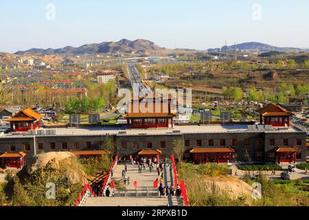 JI COUNTY - 5. APRIL: Touristen besuchen Panshan Mountain Scenic Spot, 5. April 2014, JI County, tianjin, China. Stockfoto