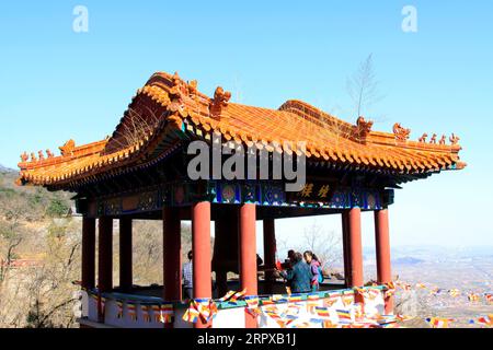 JI COUNTY - 5. APRIL: Landschaft des Uhrenturm-Gebäudes in Panshan Mountain Scenic Spot, 5. April 2014, JI County, tianjin, China. Stockfoto