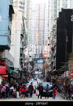 200515 -- HONGKONG, 15. Mai 2020 -- Foto aufgenommen am 22. Februar 2020 zeigt die Centre Street in Hongkong, Südchina. Die Regierung Hongkongs veröffentlichte am Freitag überarbeitete Wirtschaftszahlen für das erste Quartal des Jahres. Den Zahlen zufolge sank das BIP Hongkongs im Januar-März-Zeitraum um 8,9 Prozent gegenüber dem Vorjahr und um 5,3 Prozent gegenüber dem Quartal, beides das größte jemals in einem einzigen Quartal erreichte. CHINA-HONGKONG-BIP-EINBRUCH CN LIXGANG PUBLICATIONXNOTXINXCHN Stockfoto