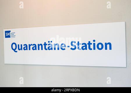 200516 -- BERLIN, 16. Mai 2020 Xinhua -- Foto aufgenommen am 15. Mai 2020 zeigt ein Zeichen einer Quarantänestation für Obdachlose in Berlin, Hauptstadt Deutschlands. Die erste COVID-19-Quarantänestation für Obdachlose in Deutschland, die bis zu 16 Personen aufnehmen kann, wurde am Mittwoch in Berlin in Betrieb genommen. Foto von Binh Truong/Xinhua GERMANY-BERLIN-COVID-19-QUARANTÄNESTATION FÜR DIE OBDACHLOSE PUBLICATIONxNOTxINxCHN Stockfoto