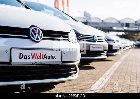 200516 -- PEKING, 16. Mai 2020 -- Fahrzeuge werden bei einem Autohändler von Volkswagen in Berlin, Hauptstadt von Deutschland, am 7. Mai 2020 gesehen. Foto von /Xinhua Xinhua Schlagzeilen: Europa ist begierig, die Arbeit wieder aufzunehmen, Produktion, um COVID-19-Fallout zu bekämpfen BinhxTruong PUBLICATIONxNOTxINxCHN Stockfoto