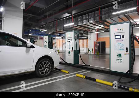 200516 -- PEKING, 16. Mai 2020 -- ein Elektrofahrzeug ist mit einem der Ladepunkte an einer neu eröffneten Ladestation für Elektrofahrzeuge auf dem Tiefgaragenparkplatz des Wukesong-Sportzentrums in Peking, Hauptstadt von China, am 16. Mai 2020 verbunden. Die größte Ladestation für Elektrofahrzeuge in Peking wurde am Freitag in der Tiefgarage des Wukesong-Sportzentrums in Betrieb genommen, dem Austragungsort der Olympischen Winterspiele 2022. Die Station wurde von der State Grid Beijing Electric Power Company gebaut und besteht aus 200 Ladestationen, die maximale Ladekapazität bieten Stockfoto