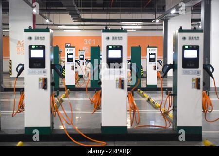 200516 -- PEKING, 16. Mai 2020 -- Foto aufgenommen am 16. Mai 2020 zeigt Ladepunkte an einer neu eröffneten Elektrofahrzeug-Ladestation auf dem Tiefgaragenparkplatz des Wukesong-Sportzentrums in Peking, der Hauptstadt Chinas. Die größte Ladestation für Elektrofahrzeuge in Peking wurde am Freitag in der Tiefgarage des Wukesong-Sportzentrums in Betrieb genommen, dem Austragungsort der Olympischen Winterspiele 2022. Die Station wurde von der State Grid Beijing Electric Power Company gebaut und besteht aus 200 Ladestationen, die eine maximale Ladekapazität für etwa 1.300 Fahrzeuge bieten können Stockfoto