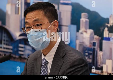 200516 -- PEKING, 16. Mai 2020 Xinhua -- Kevin Yeung, Bildungssekretär der HKSAR-Regierung der Sonderverwaltungsregion Hongkong, nimmt am 15. Mai 2020 an einer Pressekonferenz in Hongkong, Südchina, Teil. Xinhua Xinhua Schlagzeilen: Hongkongs Frage zur Aufnahmeprüfung löst Aufschrei aus, offenbart Bildungsfehler PUBLICATIONxNOTxINxCHN Stockfoto