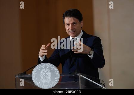 200517 -- ROM, 17. Mai 2020 -- der italienische Premierminister Giuseppe Conte spricht am 16. Mai 2020 auf einer Pressekonferenz in Rom. Die italienische Regierung hat erklärt, dass sie ab dem 3. Juni uneingeschränkte Reisen zwischen Italien und anderen Schengen-Ländern sowie innerhalb Italiens selbst zulassen wird. ITALIEN-ROM-PM-COVID-19-PRESSEKONFERENZ XINHUA PUBLICATIONXNOTXINXCHN Stockfoto