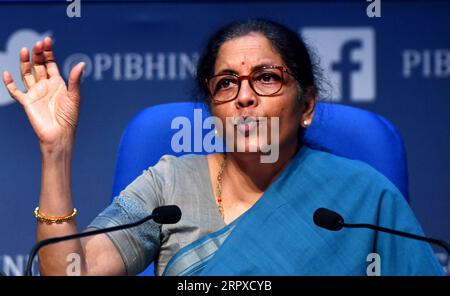 200517 -- NEU DELHI, 17. Mai 2020 -- die indische Finanzministerin Nirmala Sitharaman spricht am 17. Mai 2020 in Neu Delhi, Indien, auf einer Medienkonferenz zum Wirtschaftspaket. Foto: /Xinhua INDIA-NEW DELHI-FINANZMINISTER-WIRTSCHAFTSPAKET ParthaxSarkar PUBLICATIONxNOTxINxCHN Stockfoto