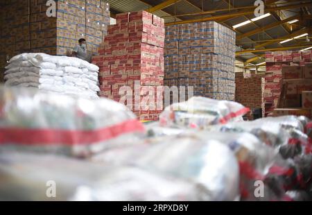 200518 -- JAKARTA, 18. Mai 2020 -- Ein Arbeiter sortiert Pakete mit Lebensmitteln für bedürftige Familien in einem Lager in Jakarta, Indonesien, 18. Mai 2020. Indonesische Beamte haben geschworen, angesichts des COVID-19-Ausbruchs und der anhaltenden Trockenzeit eine ausreichende Versorgung der Menschen im ganzen Land sicherzustellen. Foto: /Xinhua INDONESIA-JAKARTA-COVID-19-FOOD Zulkarnain PUBLICATIONxNOTxINxCHN Stockfoto