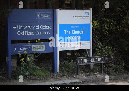 200518 -- OXFORD, 18. Mai 2020 Xinhua -- Aktenfoto vom 24. April 2020 zeigt eine allgemeine Ansicht der Schilder auf der privaten Straße Churchill Drive, die zum Oxford University Old Road Campus führt, wo sich das Jenner Institute befindet, in Oxford, Großbritannien. Die Universität Oxford hat eine globale Lizenzvereinbarung mit AstraZeneca, das Großbritannien bis September 30 Millionen Impfstoffdosen zur Verfügung stellen wird, wenn die Versuche erfolgreich sind, als Teil einer Vereinbarung über insgesamt 100 Millionen Dosen, sagte der britische Staatssekretär für Wirtschaft, Energie und Industriestrategie Alok Sharma. Alle Phasen Stockfoto