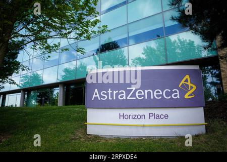 200518 -- LUTON, 18. Mai 2020 Xinhua -- Foto vom 18. Mai 2020 zeigt ein Logo vor dem Gebäude von AstraZeneca in Luton, Großbritannien. Die Universität Oxford hat eine globale Lizenzvereinbarung mit AstraZeneca, das Großbritannien bis September 30 Millionen Impfstoffdosen zur Verfügung stellen wird, wenn die Versuche erfolgreich sind, als Teil einer Vereinbarung über insgesamt 100 Millionen Dosen, sagte der britische Staatssekretär für Wirtschaft, Energie und Industriestrategie Alok Sharma. Foto von Tim Ireland/Xinhua BRITAIN-LUTON-COVID-19-VACCINE PUBLICATIONxNOTxINxCHN Stockfoto